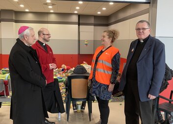 Biskup Vlastimil mezi uprchlíky a charitní pomoc