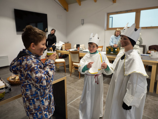  Koledníci mezi sebou často soutěží, kdo nashromáždí vyšší částku do pokladničky (foto: Zbyněk Novotný)