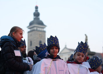 Neobyčejní dobrovolníci a 20letá Tříkrálová sbírka ve fotografiích