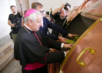 Speciální várka piva pro Diecézní charitu, papeže i lidi dobré vůle