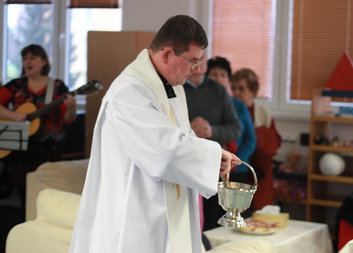 Farní charita v Jindřichově Hradci slavnostně požehnala nové prostory s mladým duchem