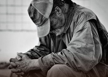 Bezdomovecké divadlo představuje Křížovou cestu bezdomovců