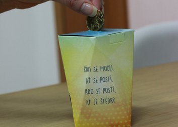 Postní almužnou konáme efektivní modlitbu