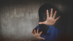 Po napadení skončila v nemocnici. Přišla pomoc z Intervenčního centra