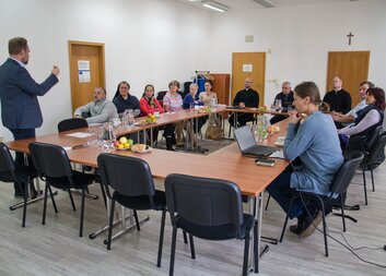 Generální vikář i ředitel českobudějovické charity poděkovali zástupcům Farních charit za jejich práci pro českobudějovickou diecézi