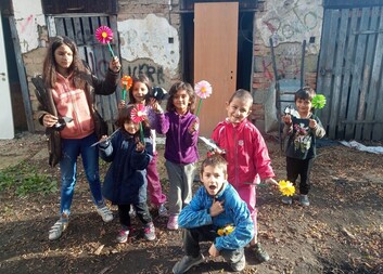 Novinky z Komunitní práce Novohradská: aktivity pro děti, úklid i nový stůl