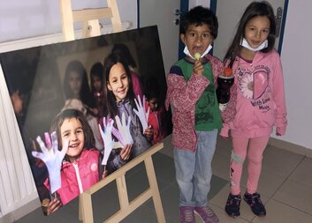 Děti z Novohradské zahájily  "svoji" výstavu ve Velešíně