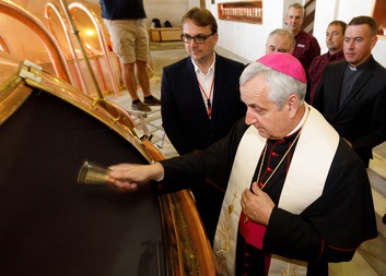 Biskup Kročil požehnal v Budvaru světlý ležák. Výtěžek z piva pomůže Charitě.