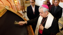 Biskup Kročil požehnal v Budvaru světlý ležák. Výtěžek z piva pomůže Charitě.