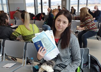 Nebyla to plánovaná cesta s předem koupenou letenkou. Byla to evakuace s nadějí na pomoc.