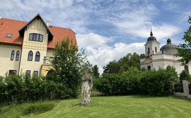 fara na Dobré Vodě je v sousedství kostela