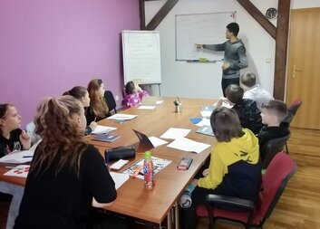 Nemají společný jazyk, přesto si rozumí