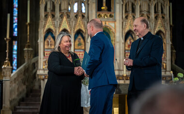 Petra Vohlídalová přebírá cenu od ředitele Charity ČR (foto: Anička Guthrie, Člověk a víra)