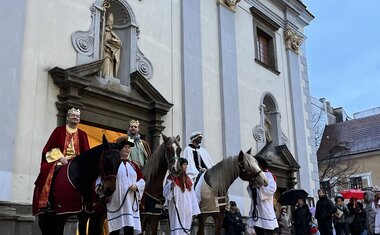 tři králové před katedrálou sv. Mikuláše