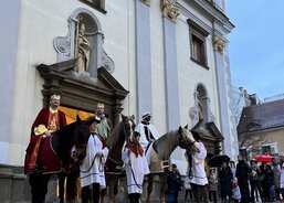 tři králové před katedrálou sv. Mikuláše
