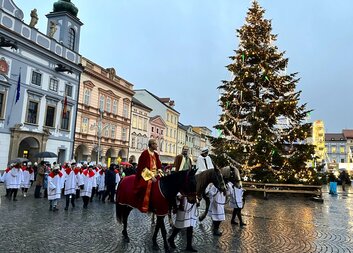 OBRAZEM: slavnostní zahájení Tříkrálové sbírky v Českých Budějovicích