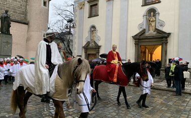 slavnostní průvod po žehnání koledníkům