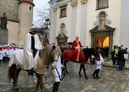 slavnostní průvod po žehnání koledníkům