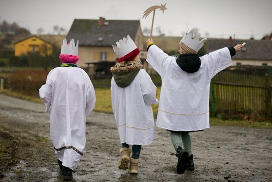 Když jsme s koledou před pětadvaceti lety začínali, lidé před námi zavírali dveře, brali to jako žebrotu. Dnes koledníky vyhlížejí, vzpomíná koledník Tříkrálové sbírky 