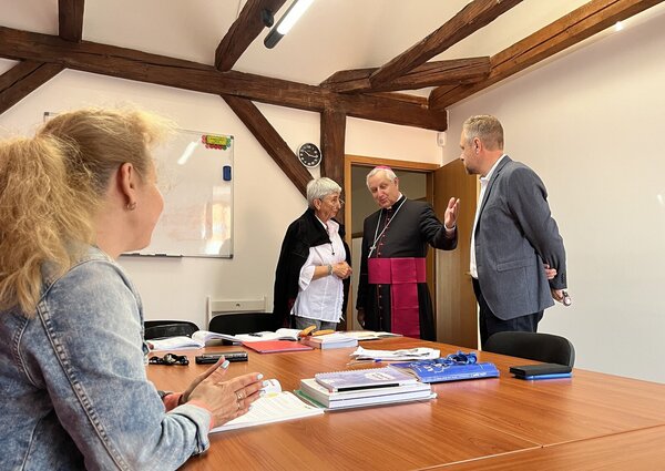 biskup se zaměstnanci a spolupracovníky Charity