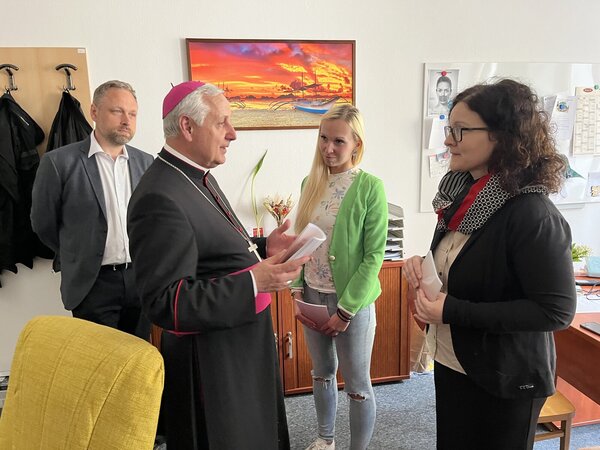 biskup při návštěvě zaměstnanců