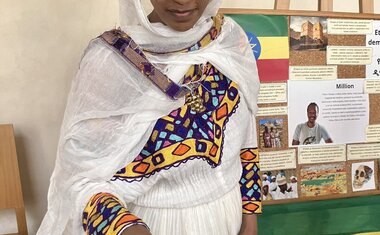 tradiční příprava etiopské kávy