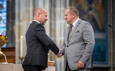 Lukáš Curylo gratuluje Martinu Hubenému