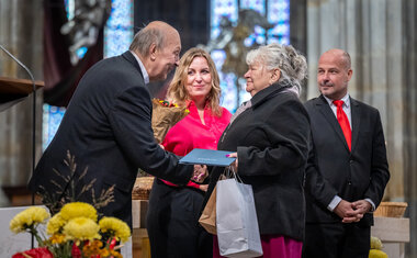 Anna Řádová přebírá ocenění
