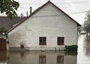 Charita finančně podpořila 18 zaplavených domácností z jihu Čech