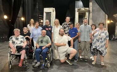 spolu s průvodci na jevišti