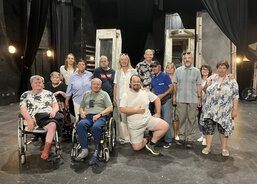 spolu s průvodci na jevišti