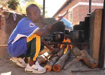 Děti v zimbabském Kwekwe vyrůstají bez podpory rodin i státu. Čeští dárci darovali čtvrt milionu korun