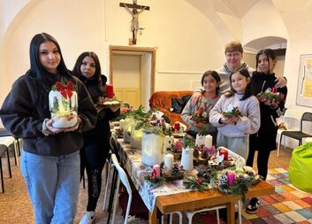 Děti na protivínské faře vyrábí vánoční ozdoby. Prodej jim vydělá na kroužky, naučí se i nakládat s penězi