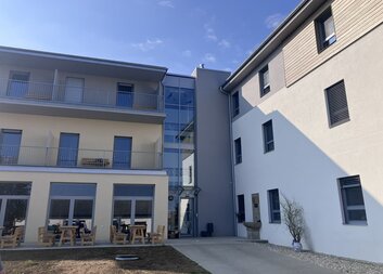 Charita Strakonice dokončila stomilionovou modernizaci Domu klidného stáří sv. Anny v Sousedovicích. Seniorům nabízí vyšší komfort i větší kapacitu