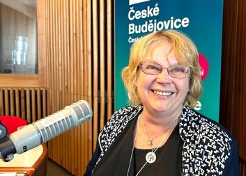 Český rozhlas: Začínala sama, jen se starou škodovkou a velkým odhodláním. Teď Charitu Strakonice předává jako zavedenou instituci