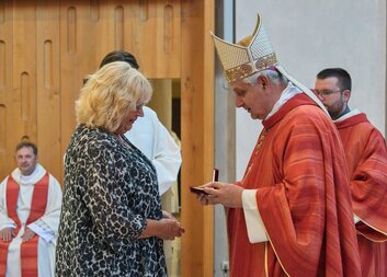 Českobudějovický biskup udělil medaile sv. Auraciána - zlatou bývalé ředitelce Charity Strakonice