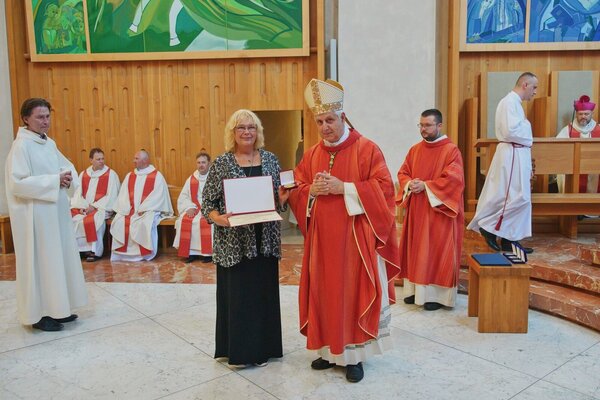 paní Medlínová s panem biskupem Vlastimilem (foto: Stanislava Vitoňová, Člověk a víra)